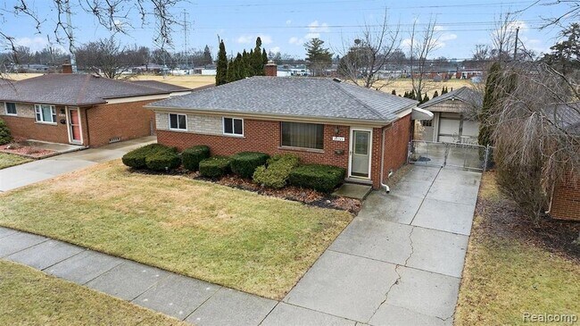 Building Photo - 30745 Iroquois Dr