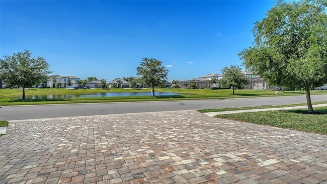 Foto del edificio - 16905 Sweetwater Village Dr