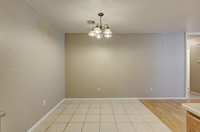 Foto del edificio - Duplex in Yukon, Available Now!