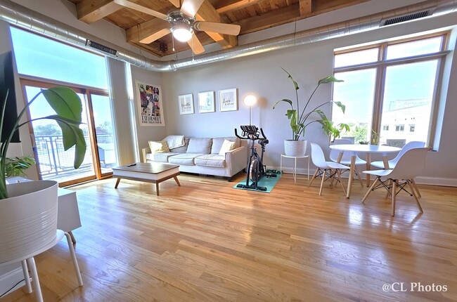 Building Photo - 500 N Damen Ave