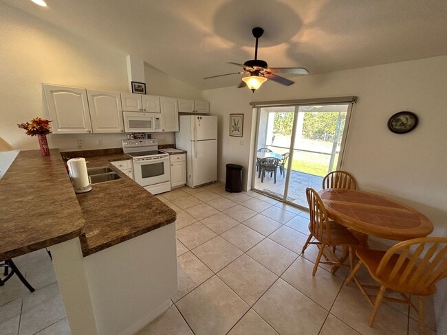 Foto del edificio - Triplex unit for rent-Fully furnished