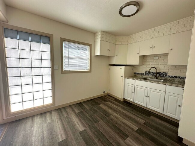Foto del edificio - 4 Bedroom Parkrose Home with Bonus Room!