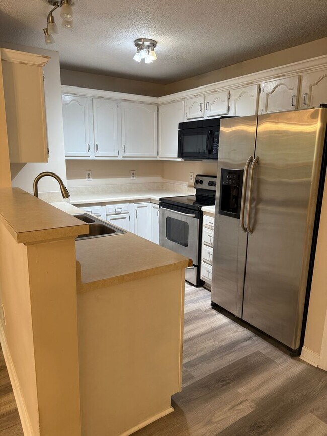 Foto del edificio - Immaculate 2 BR condo convenient to loop and I-40