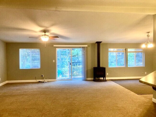 Building Photo - Beautiful Country Farm Setting with lovely...