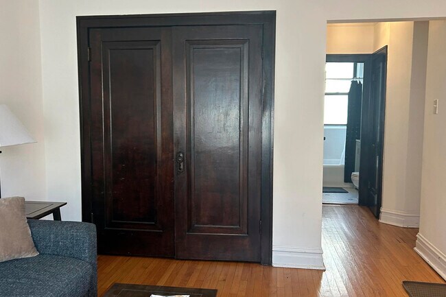 Foto del edificio - 1915 W Larchmont Ave