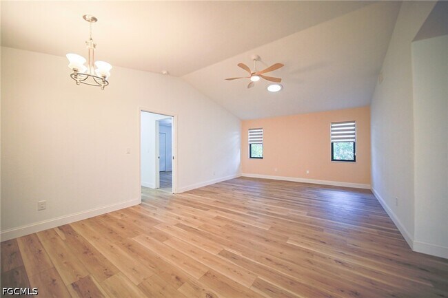 Foto del edificio - 1250 Riverbend Dr