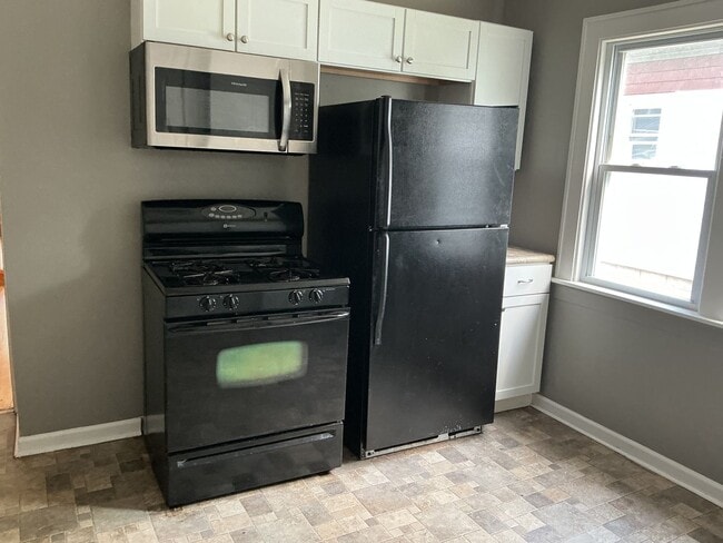 Building Photo - 3 Bedroom Single Family Home