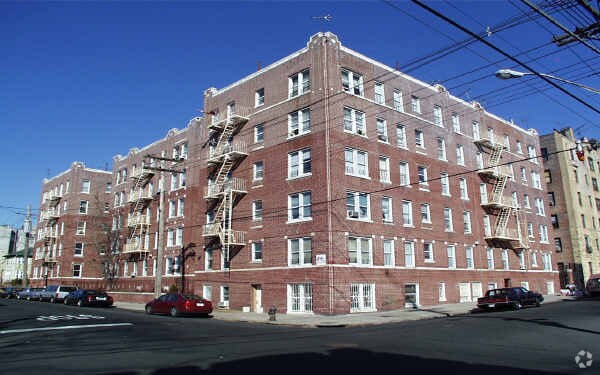 Building Photo - 707 E 242nd St