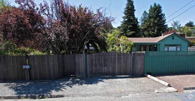 Building Photo - 233 Evergreen Ave