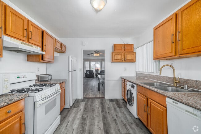 3BR, 2BA - 1,200SF - Kitchen - 1554 S Stanley Ave