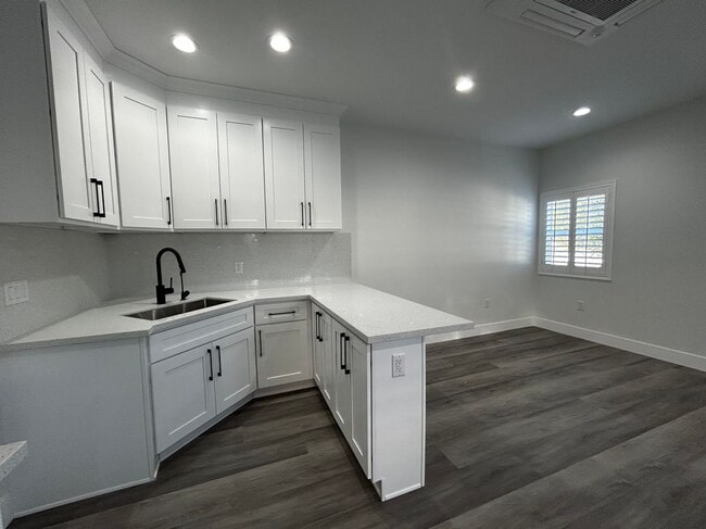 Building Photo - 3838 Balmont St