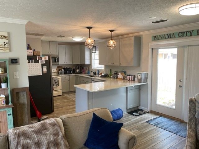 Building Photo - 208 Poinsettia Dr