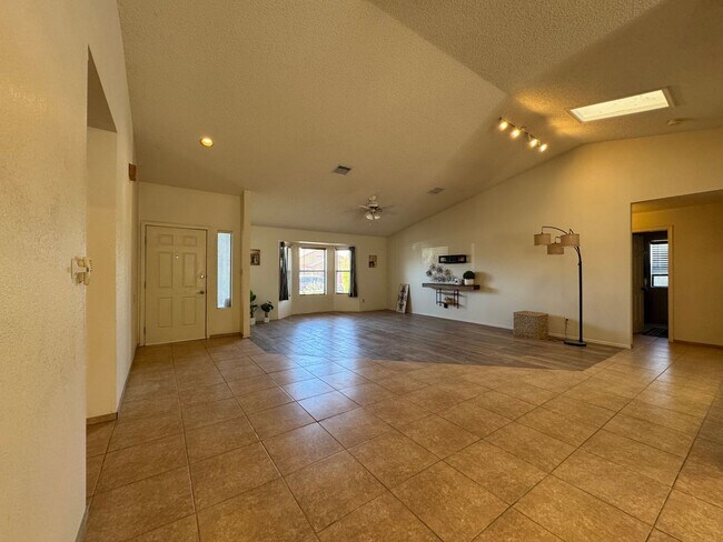 Foto del edificio - 2660 Ridge Crest St
