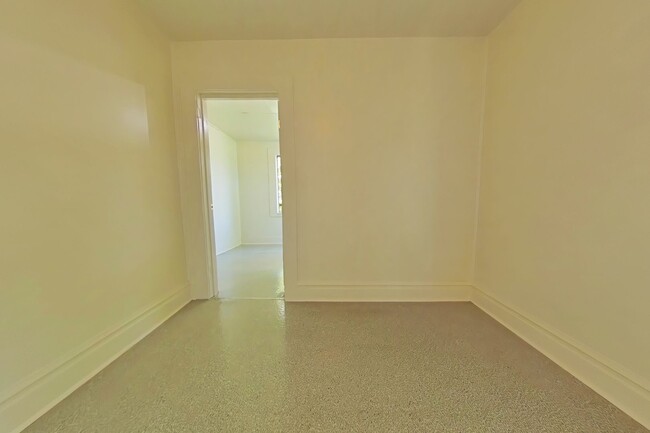 Building Photo - 1 Bedroom Apartment ~ Close to Campus