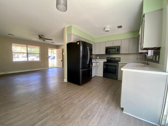 Building Photo - 980 White Cir