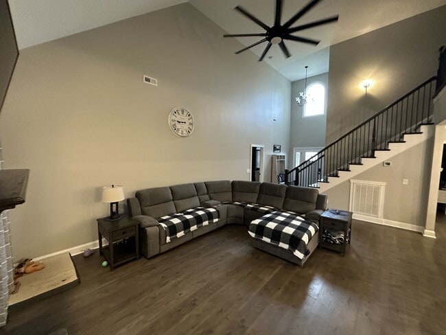 Foto del edificio - 4 Bedroom 3 Bathroom Home with Bonus Room!