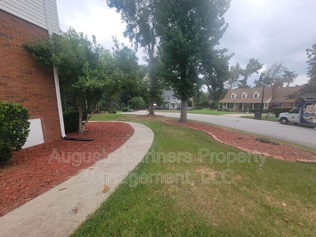 Foto del edificio - 288 Wakefield Ln S