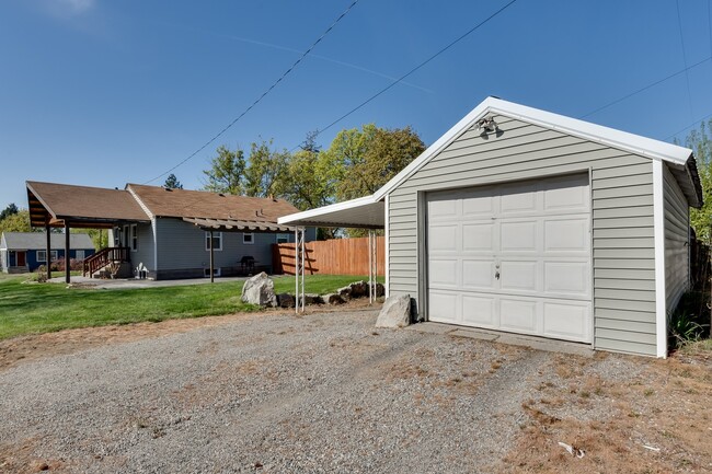 Building Photo - Shadle Park 3 Bedroom 2 Bath Home near Gar...