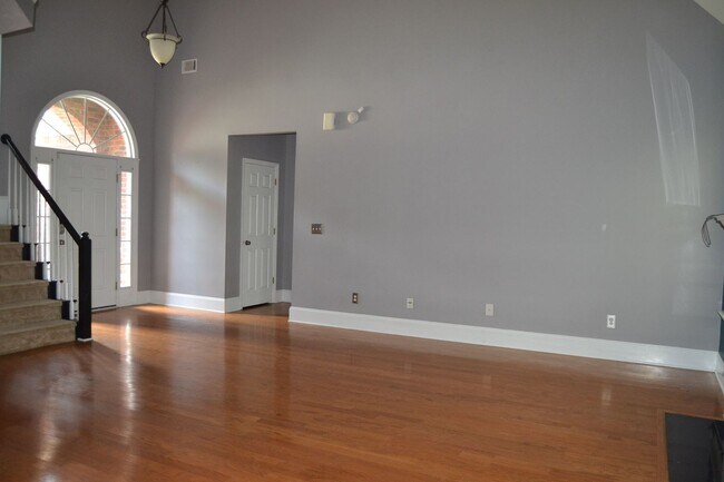 Building Photo - 535 Farmington Circle, 4 Bedroom Home in E...