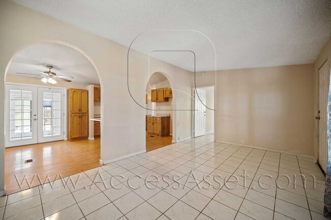 Foto del edificio - Charming 4 Bed/2.5 Bath Home With Spacious Backyard And Gated Entrance!