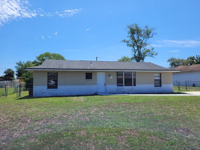 Foto principal - Beautiful 3BR in Deltona Lakes! MOVE IN SP...