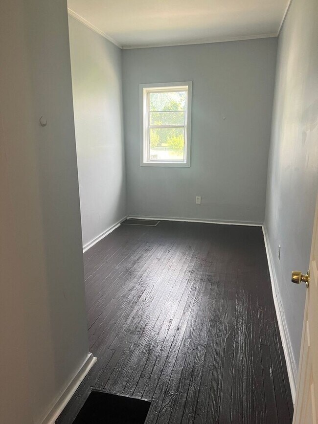 Building Photo - 4 bedrooms 2 baths