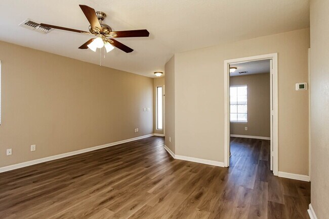 Building Photo - 833 E Geona St