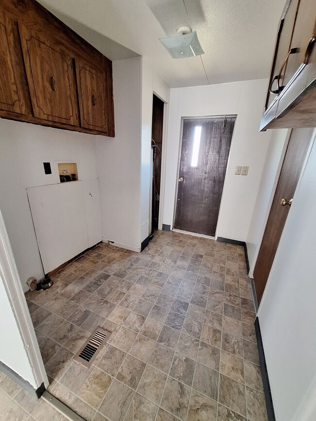Building Photo - 4 bed 2 bath