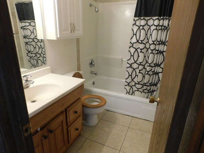 Foto del edificio - Cozy 2 Bedroom with Private Balcony