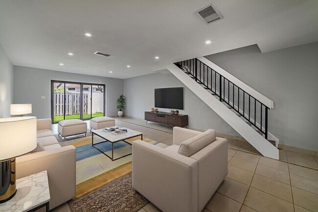 Foto del edificio - 2720 S Oakland Forest Dr