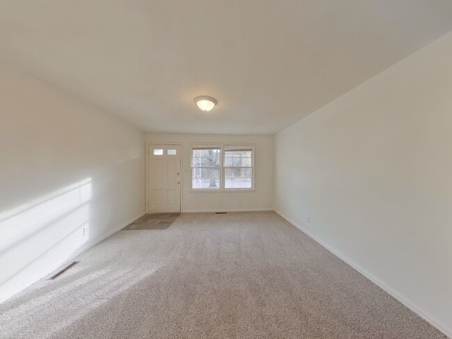 Building Photo - 3 Bedroom Home