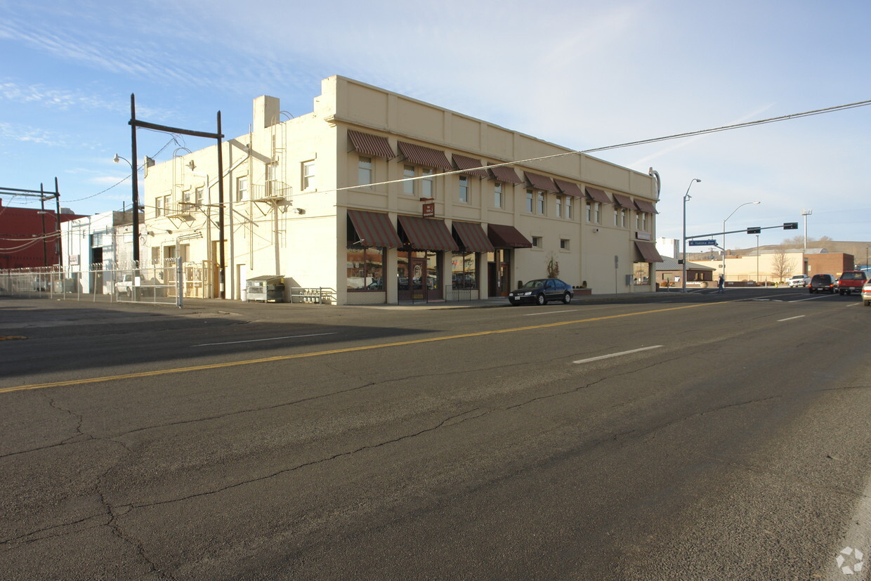 Building Photo - 302 W Yakima Ave