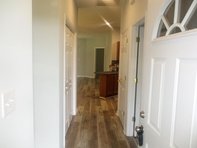 Building Photo - 100 Lazy Willow Ln