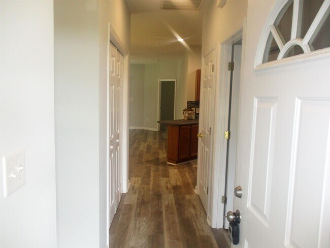 Foto del edificio - 100 Lazy Willow Ln