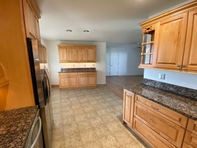 Building Photo - 3 bed, 2.5 bath spacious home with car gar...