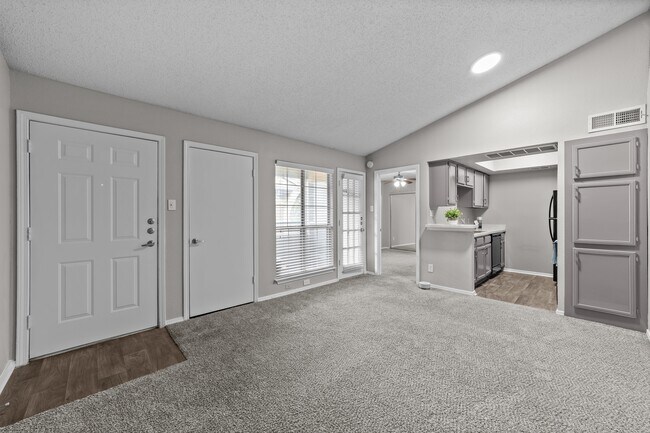 Foto del edificio - Trinity Village Apartments