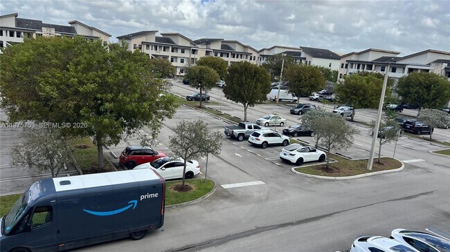 Foto del edificio - 7915 NW 104th Ave