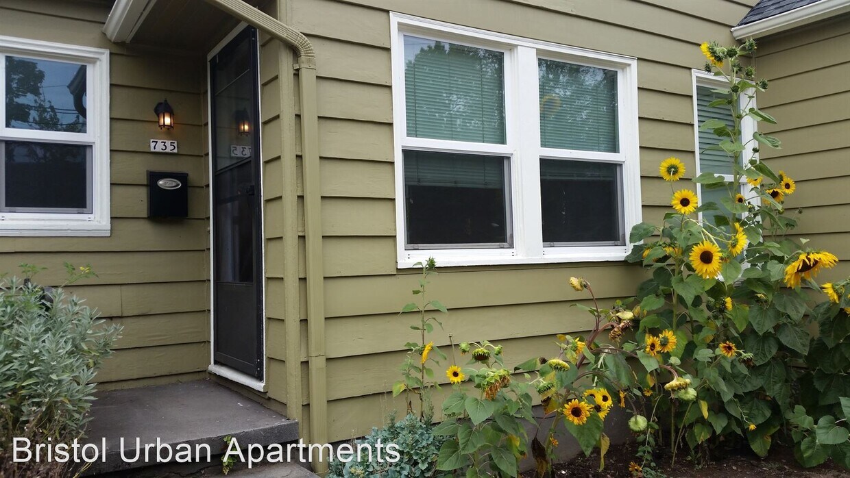 Foto principal - 735 NE Schuyler St