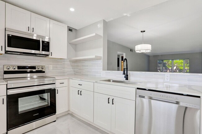 Building Photo - 2202 Lucaya Bend