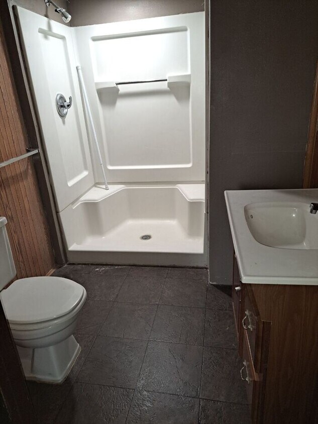 Building Photo - Small but cozy, 1-bed unit available in Cr...