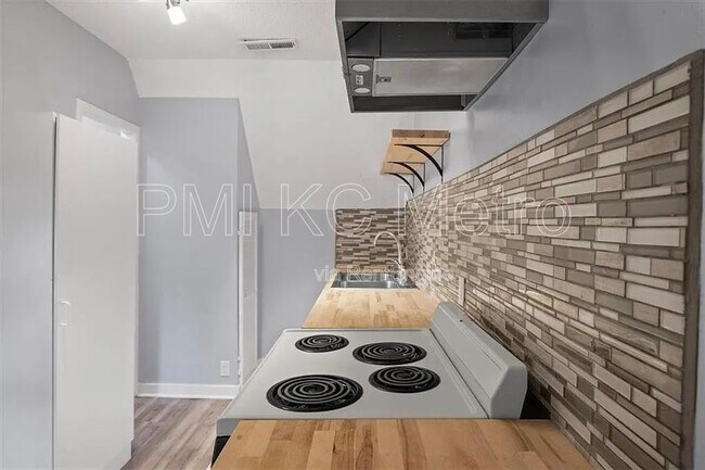 Building Photo - 3416 Anderson Ave