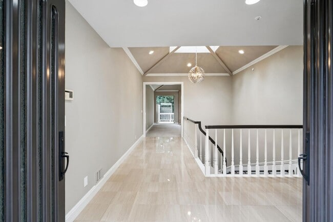 Building Photo - 651 Manresa Ln