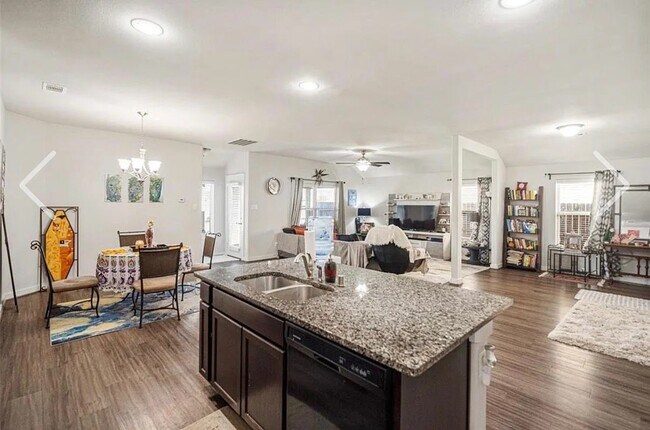 Foto del edificio - 15419 Royce Holly Dr