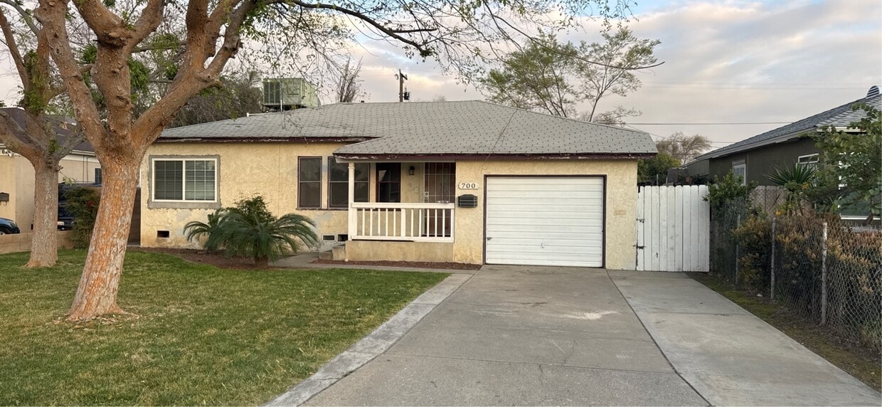 Building Photo - 700 El Prado Dr