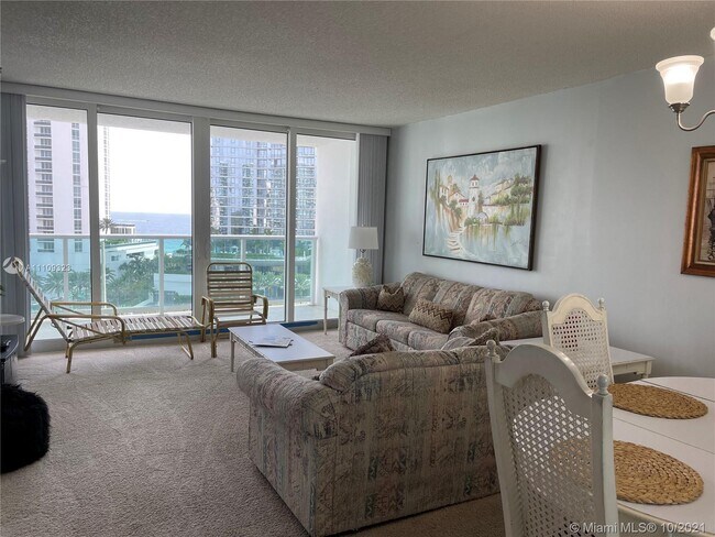 Building Photo - 100 Bayview Dr