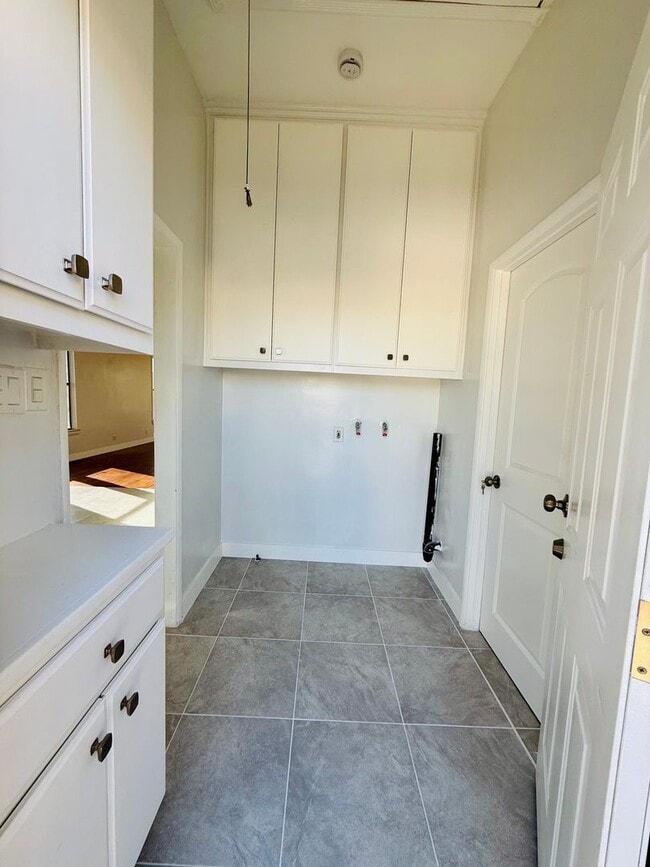 Building Photo - Two Bedroom Home with Enclosed Yard for Re...