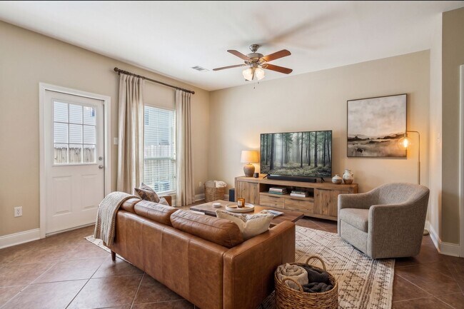 Foto del edificio - 3BR/2.5BA Townhome — Garage + Backyard — Great Schools