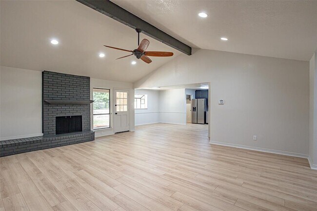 Building Photo - 308 Hidden Valley Dr