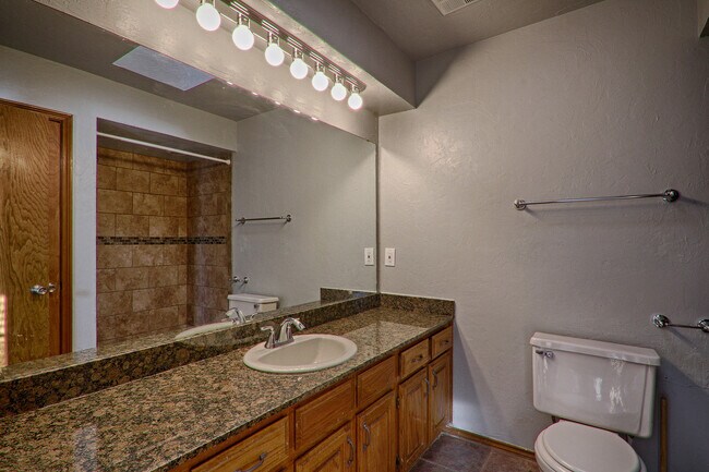 Building Photo - 3 BED/2 BATH in Yukon!