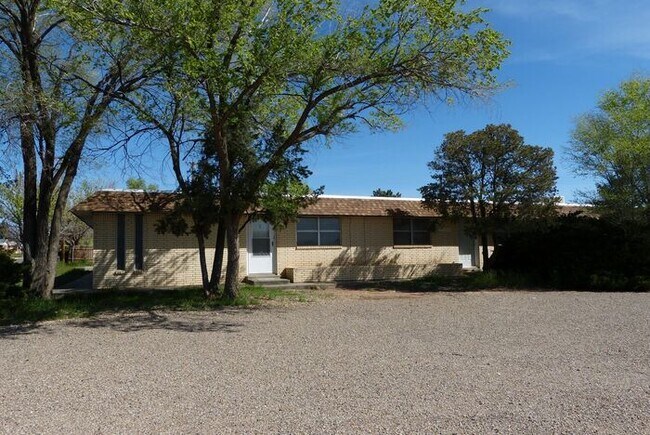 Building Photo - 2 bedroom 1 bath apartment